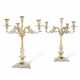 A PAIR OF FOUR-LIGHT SILVER-PLATED GILT CANDELABRA - Foto 1