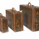 A SET OF THREE PERSONALIZED BROWN MONOGRAM LACQUERED CANVAS HARDSIDED SUITCASES - Foto 1