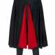 A BLACK FELTED WOOL OVERLAY CAPE - Foto 1