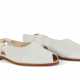 A PAIR OF WHITE PONY HAIR SANDALS - Foto 1
