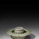 A CARVED YUE CELADON CUP STAND - Foto 1