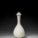 A VERY RARE DING BOTTLE VASE AND COVER - Foto 1