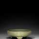 A LONGQUAN CELADON TRIPOD BULB BOWL - Foto 1