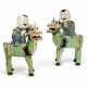 A PAIR OF FAMILLE VERTE FIGURES OF BOYS RIDING QILIN - Foto 1