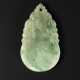 A CARVED MOTTLED GREEN JADEITE PENDANT - фото 1