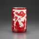 A RED-OVERLAY BUBBLE-SUFFUSED GLASS BRUSH POT - Foto 1