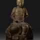 A RARE LARGE PAINTED AND GILT STUCCO FIGURE OF A SEATED BODHISATTVA - Foto 1