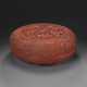 A RARE LARGE CARVED RED LACQUER `BUDDHIST LIONS` CIRCULAR BOX AND COVER - Foto 1