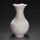 A CARVED WHITE-GLAZED PEAR-SHAPED VASE WITH FOLIATE RIM - фото 1