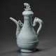A RARE MOLDED AND CARVED QINGBAI `RABBIT` EWER AND COVER - Foto 1
