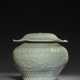 A LARGE MOLDED LONGQUAN CELADON `LOTUS` JAR AND COVER - фото 1