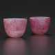 A PAIR OF MOTTLED PINK AND WHITE GLASS WINE CUPS - фото 1