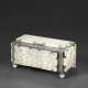 A WHITE JADE-INSET SILVER RECTANGULAR BOX AND COVER - Foto 1