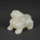 A SMALL PALE GREYISH-WHITE JADE FIGURE OF A MYTHICAL BEAST - Foto 1