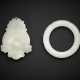 A WHITE JADE CIRCULAR ORNAMENT CARVED WITH CHILONG - Foto 1