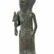 Bronzefarbene Figur im Stil der Benin Westafrika/Nigeria, 20. Jh. - Foto 1
