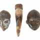 Drei afrikanische Miniatur-Masken 1x Keramikmaske mit Kreuz- und Liniendekor, H: 9 cm. 1x Keramikmaske mit Resten einer Weiß-Blau-Bemalung des Gesichtsfeldes - Foto 1