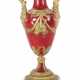 Zwei-Henkel-Vase Ende 19. Jh., rot und goldfarben staffierte Bronzegussvase mit oktogonalem Marmorsockel - Foto 1