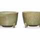 TWO LARGE LONGQUAN CELADON TRIPOD CENSERS - Foto 1