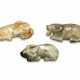 THREE JADE CARVINGS OF RECUMBENT BUFFALOS - Foto 1