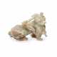 A WHITE AND BROWNISH-GREY JADE FIGURE OF A SEATED MYTHICAL BEAST - Foto 1