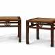 A PAIR OF HARDWOOD SQUARE STOOLS - Foto 1