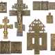 A SIGNED BRASS ICONS SHOWING MANDYLION, FIVE CRUCIFIXES, - Foto 1