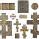 A COLLECTION OF FIVE CRUCIFIXES AND FIVE BRASS ICONS Rus - Foto 1