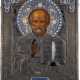A SIGNED ICON SHOWING ST. NICHOLAS OF MYRA WITH A SILVER-GI - Foto 1