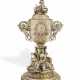 QUEEN VICTORIA'S GOLDEN JUBILEE: A MONUMENTAL VICTORIAN SILVER-GILT PRESENTATION CUP AND COVER - Foto 1