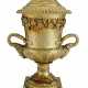 A REGENCY SILVER-GILT TWO-HANDLED WINE COOLER AND COVER - Foto 1