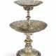 A VICTORIAN PARCEL-GILT SILVER TWO-TIERED TAZZA - Foto 1