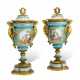 A PAIR OF ORMOLU-MOUNTED SEVRES STYLE PORCELAIN 'JEWELED' TURQUOISE-GROUND VASES AND COVERS - Foto 1