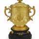 THE ASCOT GOLD CUP, 1906: AN EDWARDIAN 18K GOLD LARGE CUP AND COVER ON STAND - фото 1