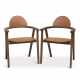 A SET OF TWO: GOLD TAURILLON LEATHER & WALNUT WOOD MÉTIERS CHAIRS - Foto 1