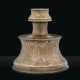 A SIIRT SILVER-INLAID BRONZE CANDLESTICK WITH ARMENIAN INSCRIPTION - Foto 1