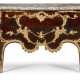 A LARGE FRENCH ORMOLU-MOUNTED KINGWOOD AND BOIS DE SATINE COMMODE - Foto 1
