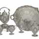 A VICTORIAN SILVER FIVE-PIECE TEA AND COFFEE SERVICE AND ASSOCIATED TRAY - Foto 1