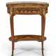 A LATE LOUIS XV ORMOLU-MOUNTED TULIPWOOD, SYCAMORE AND MARQUETRY TABLE A ECRIRE - Foto 1