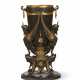 A FRENCH BLACK MARBLE, PATINATED AND GILT-BRONZE VASE - Foto 1