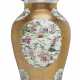 A MASSIVE SAMSON PORCELAIN CHINESE EXPORT STYLE GOLD-GROUND SOLDIER VASE AND COVER - Foto 1