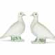 A PAIR OF CHINESE EXPORT PORCELAIN DOVES - Foto 1