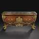 A FRENCH ORMOLU-MOUNTED MAHOGANY AND BOIS SATINE BOMBE COMMODE - Foto 1