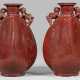 Paar Vasen mit Doppel-Löwenhenkeln und Ochsenblutglasur - photo 1
