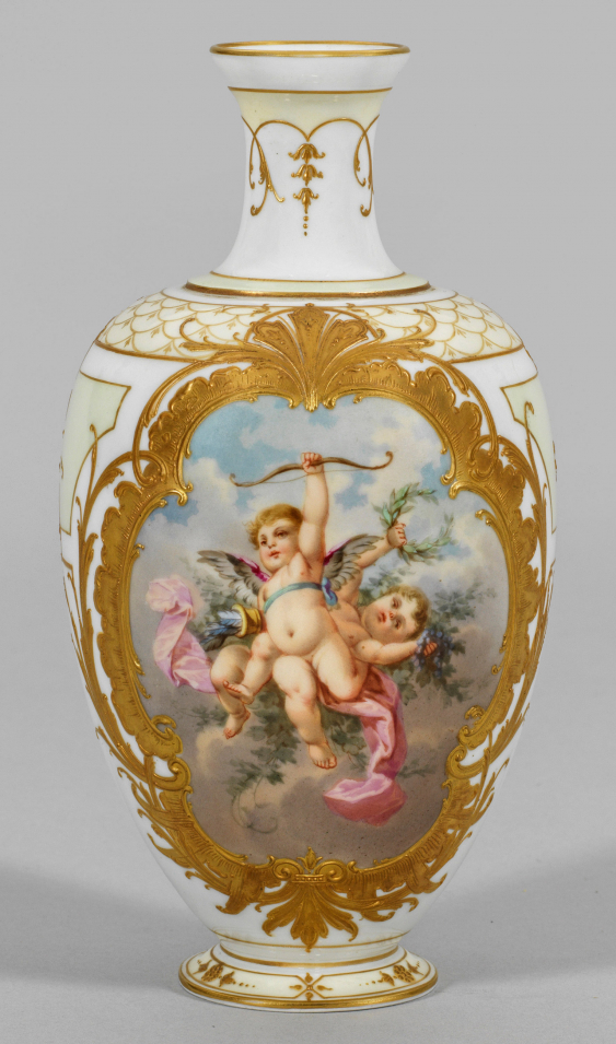 Prächtige Ziervase mit BoucherPutten und Weichmalerei — Katalog A 187