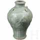 Longquan-Seladon-Vase mit Pfingstrose, China, wohl Ming-Dynastie - Foto 1