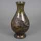 Vase mit Fischrelief - Japan, 20.Jh., Bronzeleg - photo 1