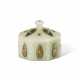 A VERY RARE MUGHAL WHITE JADE OCTAGONAL BOX AND COVER - Foto 1