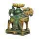 A LARGE AMBER AND GREEN GLAZED TILEWORKS ‘BUDDHIST LION’ STAND - Foto 1