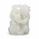 A WHITE JADE CARVING OF TWO BOYS PLAYING A DRUM - Foto 1